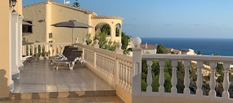 Luxury Villa, private pool, breathtaking sea views, unbeatable locations