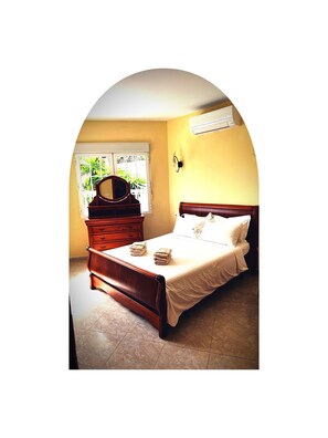 3 habitaciones, tabla de planchar con plancha y cuna de viaje