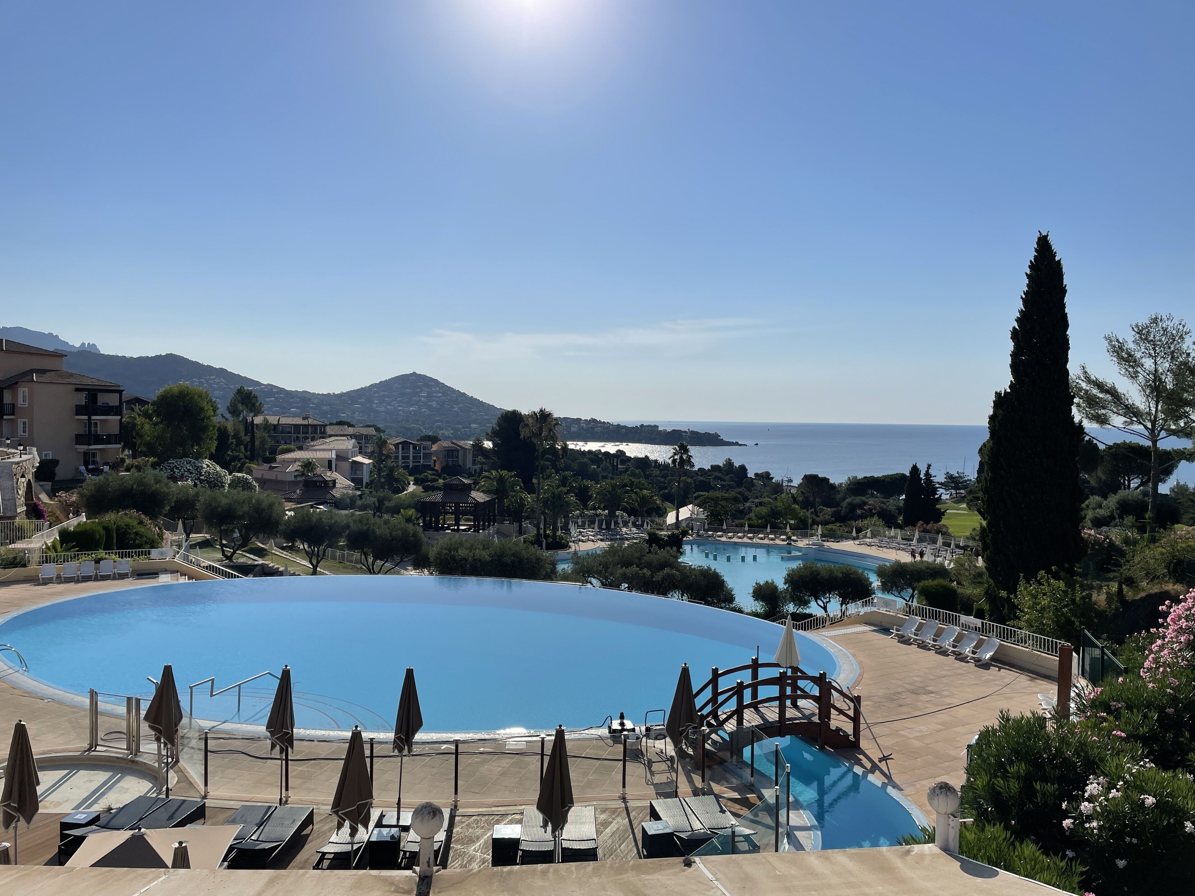 Een buitenzwembad en een verwarmd zwembad