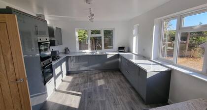 House - Sleeps 14, Onsite Parking & Pets Allowed