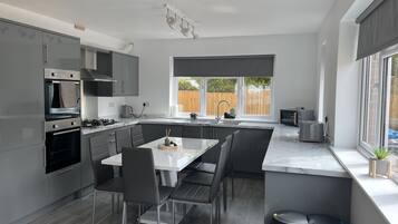 House | Private kitchen | Fridge, microwave, oven, stovetop