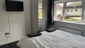 House | 6 bedrooms, iron/ironing board, free WiFi, bed sheets