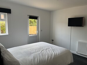 6 bedrooms, iron/ironing board, free WiFi, bed sheets - House - Sleeps 14, Onsite Parking & Pets Allowed (Poole)