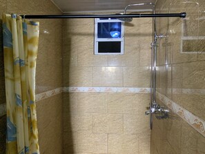 House | Bathroom | Shower - 2 Bed Apartment - Sleeps 4 - Parking - Wifi (Georgetown)