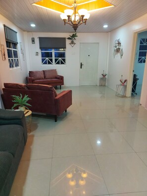 House | Lobby - 2 Bed Apartment - Sleeps 4 - Parking - Wifi (Georgetown)