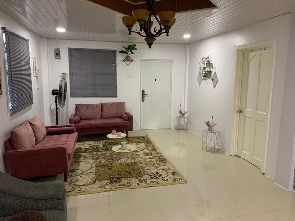 House | Living area - 2 Bed Apartment - Sleeps 4 - Parking - Wifi (Georgetown)