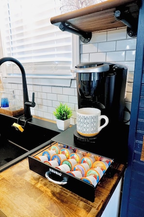 Kühlschrank, Mikrowelle, Herdplatte, Wasserkocher mit Kaffee-/Teezubehör