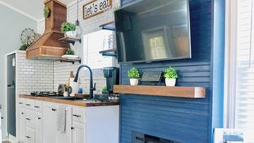 Een koelkast, een microgolfoven, een kookplaat