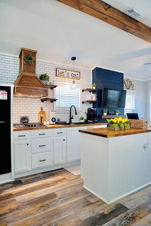 Refrigerador, microondas, parrilla de estufa y cafetera y tetera 