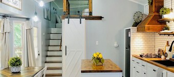 Luxury tiny cabin Pool & Hot tub minutes from Lake Travis and Lake Austin.