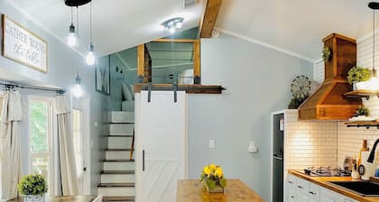 Luxury tiny cabin Pool & Hot tub minutes from Lake Travis and Lake Austin.