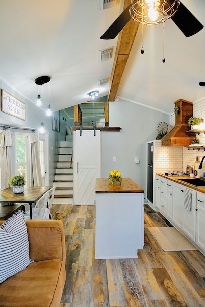 Luxury tiny cabin Pool & Hot tub minutes from Lake Travis and Lake Austin.