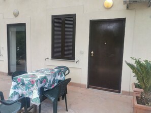 Outdoor dining - In beautiful park 5 minutes from Vallelunga and 15 minutes from Lake Bracciano (Campagnano di Roma)