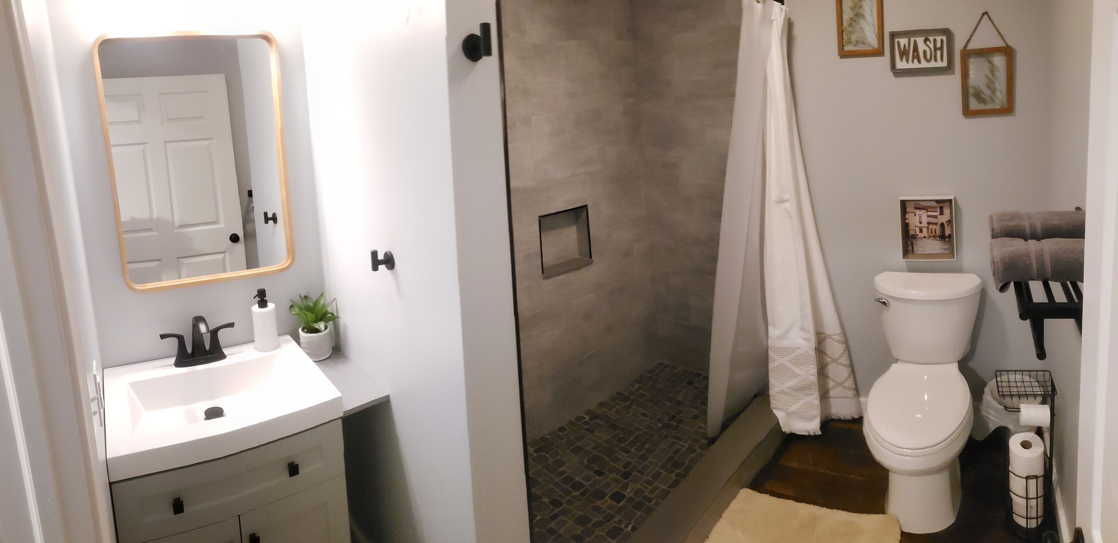 Douche, sèche-cheveux, serviettes fournies, savon