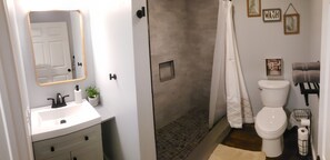 Een douche, een haardroger, handdoeken, zeep