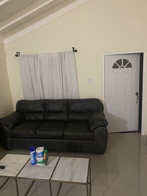 Smart-TV, Bücher, Stereoanlage