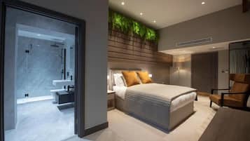 Double Room | 5 bedrooms, hypo-allergenic bedding, in-room safe, desk