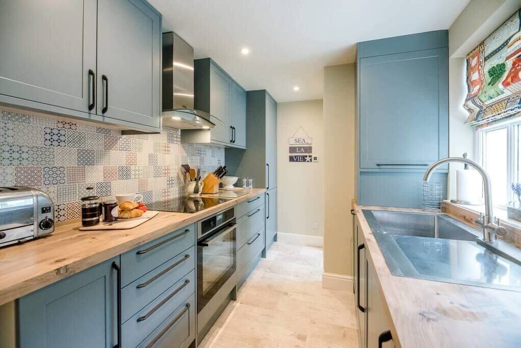 Frigorífico, horno, placa de cocina y lavavajillas