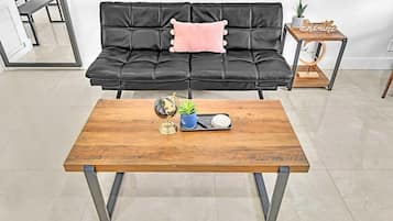 Una televisión, una oficina