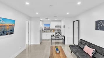 Una televisión, una oficina