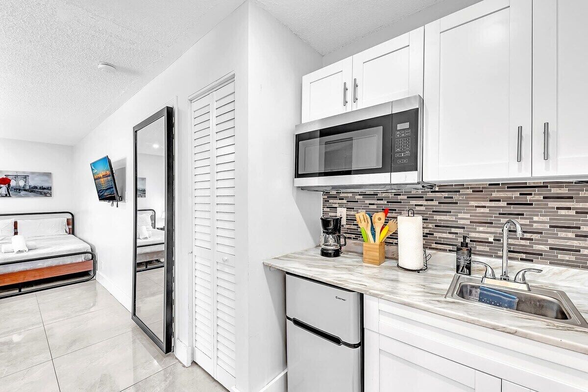 Een koelkast, een magnetron, een koffiezetapparaat/waterkoker