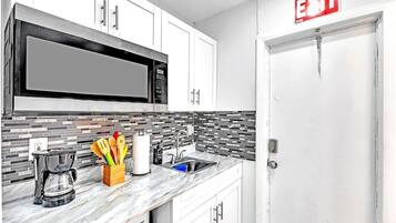 Refrigerador, microondas, cafetera y tetera y utensilios de cocina