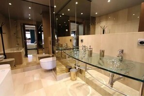 Combined shower/tub, jetted tub, bidet, towels