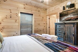 4 bedrooms, iron/ironing board, travel crib, free WiFi - Prime Amenities|Pool,Hot Tub,4Kings,Arcade,Views (Pigeon Forge)