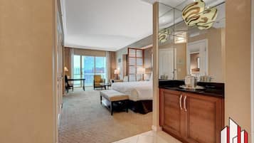 Safe på rommet, skrivebord, strykejern/-brett og wi-fi (inkludert)