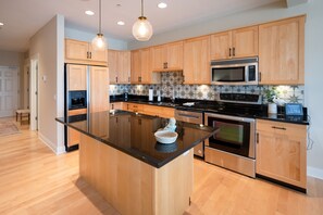 Refrigerador, microondas, horno, placa de cocina