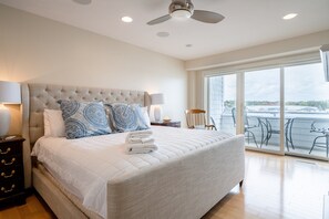 3 bedrooms, iron/ironing board, free WiFi, bed sheets - Two Story Upscale Condo w/Amazing Lake Views (Spring Lake)