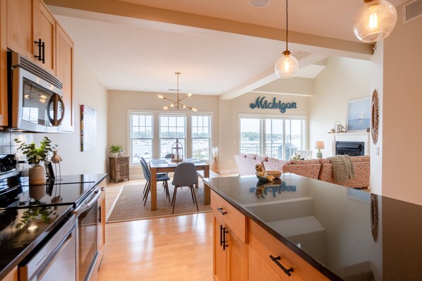 Refrigerador, microondas, horno, placa de cocina