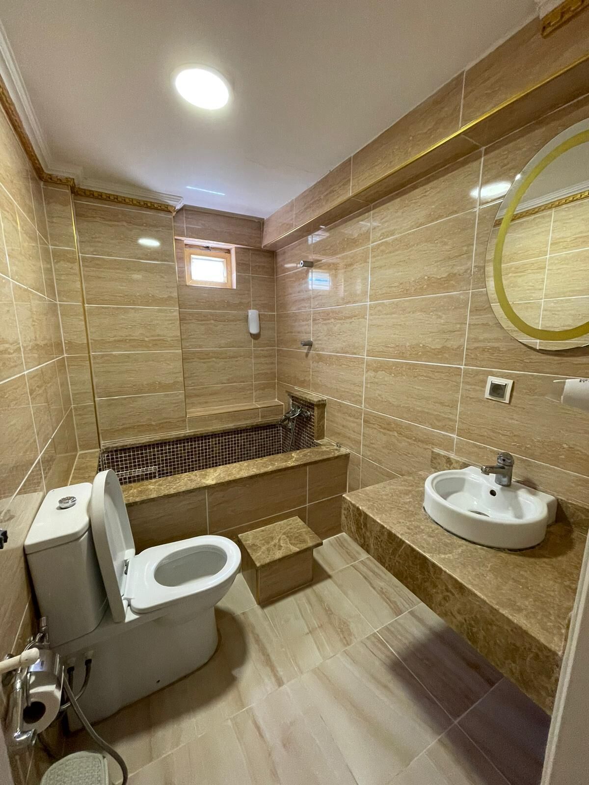 Un bagno con il water, una vasca e un lavandino.