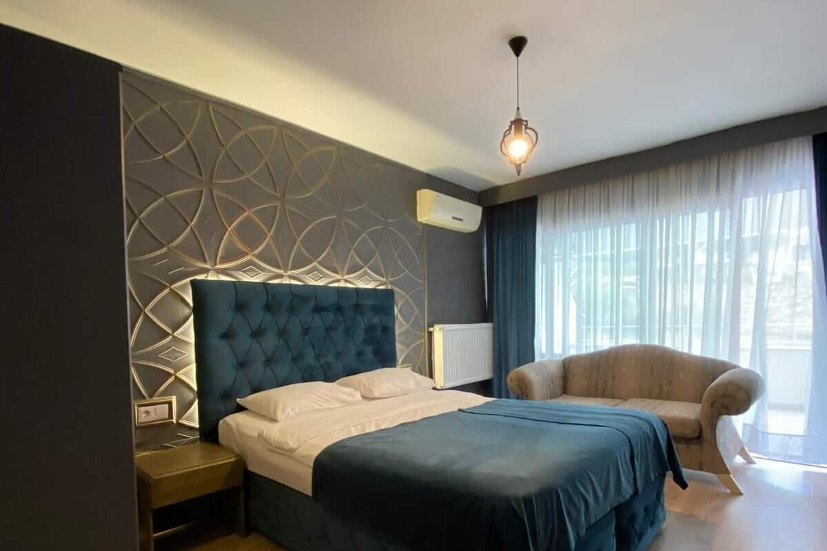 غرفة عادية - بشرفة - منظر للحديقة | ستائر تعتيم وتجهيزات عازلة للصوت ومكواة/لوح كي وواي فاي مجانًا