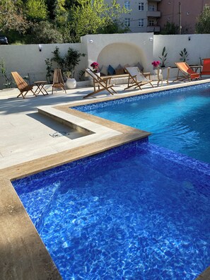 Outdoor pool, pool umbrellas, sun loungers - Evim Apart Hotel (Termal)