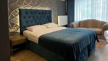 Rideaux occultants, chambres insonorisées, fer et planche à repasser