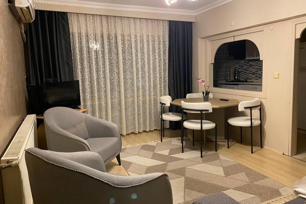 Familienapartment, Gartenblick | Wohnbereich | 40-cm-Flachbildfernseher mit Satellitenempfang, Fernseher