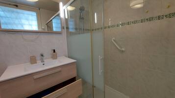 Douche, sĂšche-cheveux, serviettes fournies, papier toilette