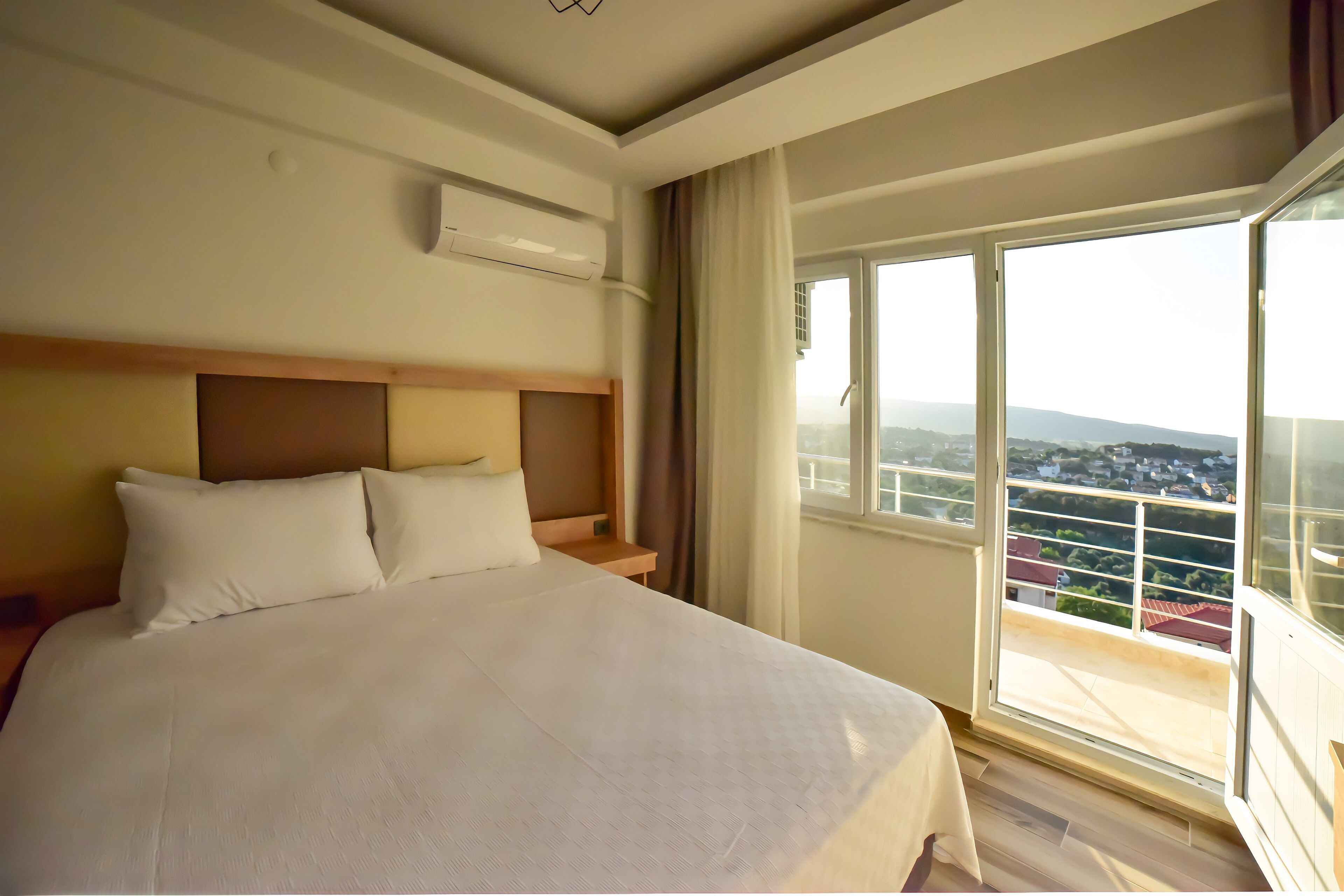 Premium bedding, minibar, free WiFi, bed sheets