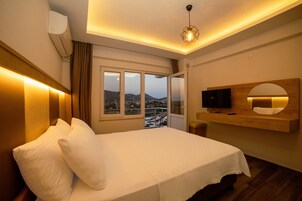 Standard Tek Büyük Yataklı Oda, Balkon, Şehir Manzaralı | Kaliteli yatak takımı, minibar, ücretsiz kablosuz İnternet 