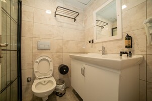 Duş, geniş duş başlığı, ücretsiz banyo/kozmetik ürünleri 