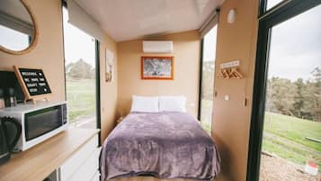 1 bedroom, bed sheets
