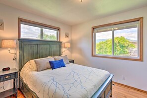 4 habitaciones, escritorio y tabla de planchar con plancha 