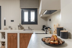 Fridge, oven, coffee/tea maker, electric kettle