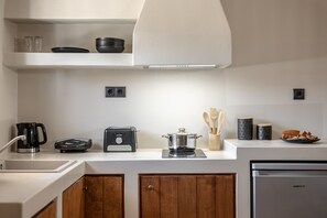 Fridge, oven, coffee/tea maker, electric kettle