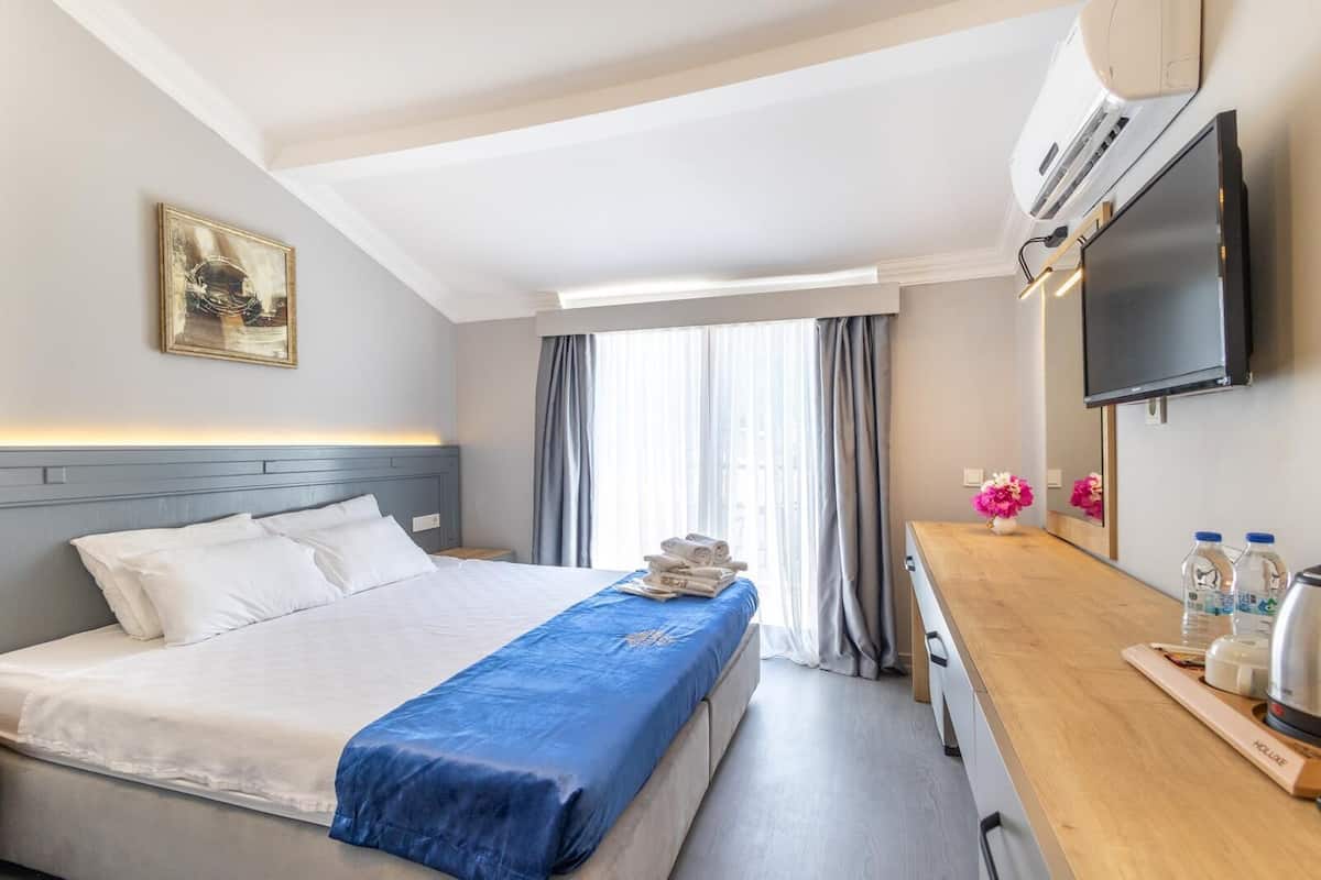 Standard Double Room, Balcony, Sea View | Egyptian cotton sheets, premium bedding, minibar, in-room safe