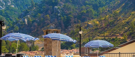 Piscine extérieure (ouverte en saison), parasols de plage