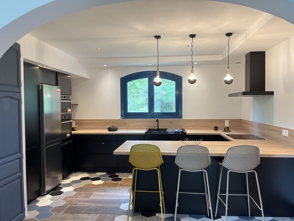 Fridge, oven, stovetop, dishwasher