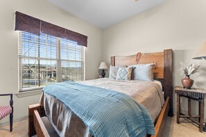 6 Schlafzimmer, Schreibtisch, Bügeleisen/Bügelbrett, Reisekinderbett