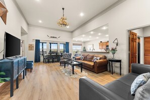 Smart TV, fireplace, video games, DVD player - New GAME ROOM! 5min to SDC ▪ Golf ▪ 3 Pools ▪ Pool Table ▪ Air Hockey ▪Fireplace (Branson West)